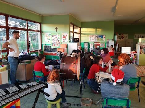 Festa attorno al presepe