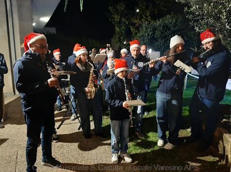 Festa attorno al presepe