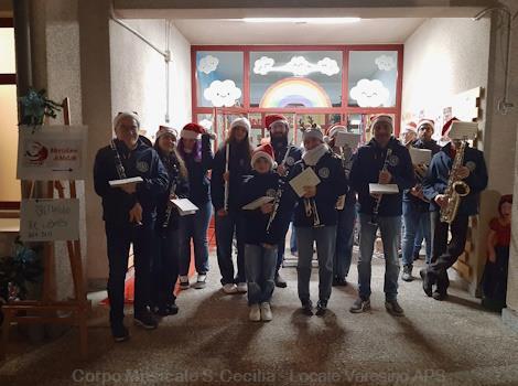 Festa attorno al presepe