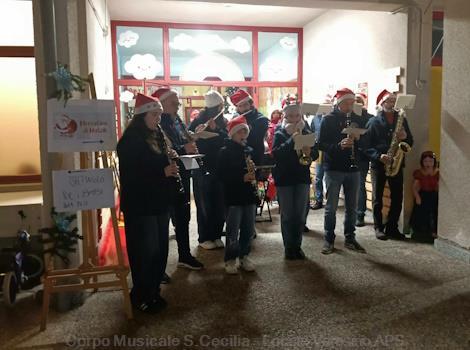 Festa attorno al presepe