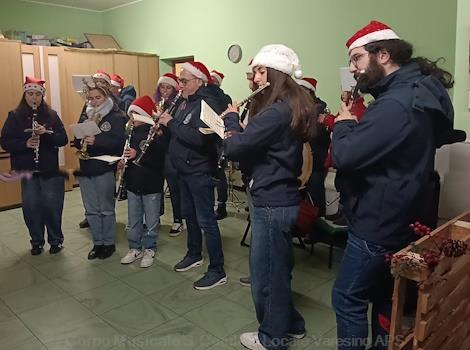 Festa attorno al presepe