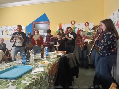 Festa attorno al presepe