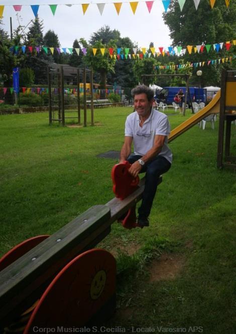 Giovani sulla giostrina